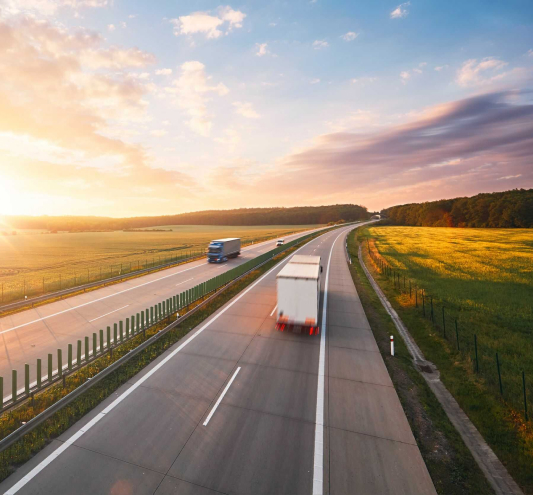 Белая фура на трассе везет термозависимые грузы из Москвы. Biocard - перевозки грузов с температурным режимом по РФ и миру